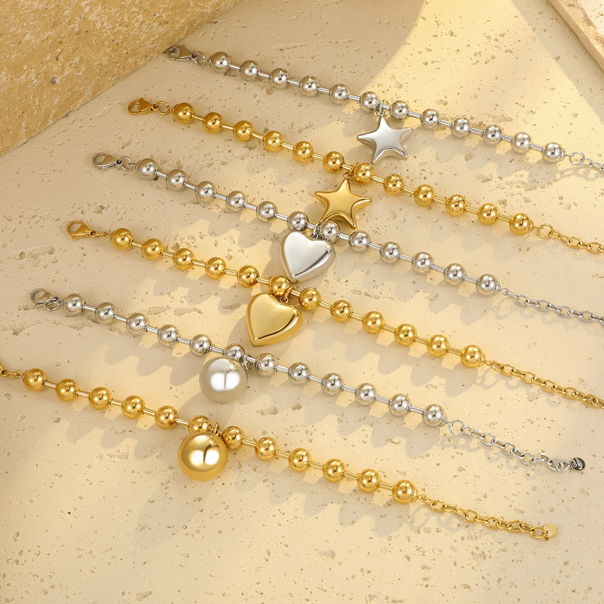 Pulsera con cuentas de acero inoxidable chapado en oro de 18 quilates con diseño de corazón minimalista de moda para mujer