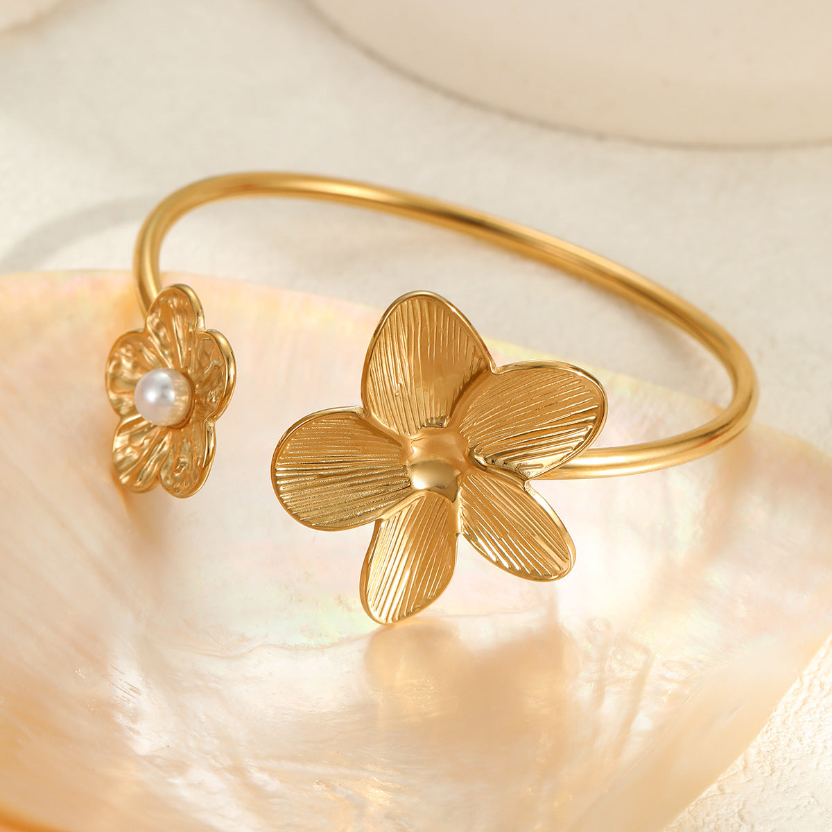 Fashionable OL Style Geometric Stainless Steel Bracelet with 18K Gold Plating and Floral Design Luxury Hand Jewelry