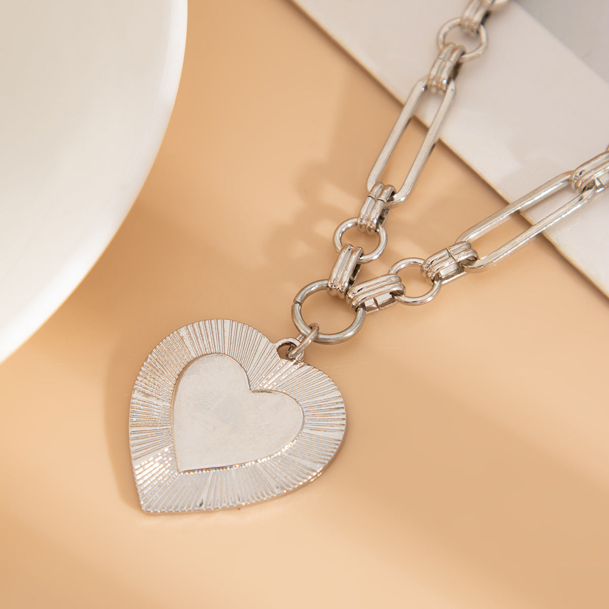 Collar con colgante de aleación en forma de corazón, dulce y atrevido, con detalle de borla para mujer