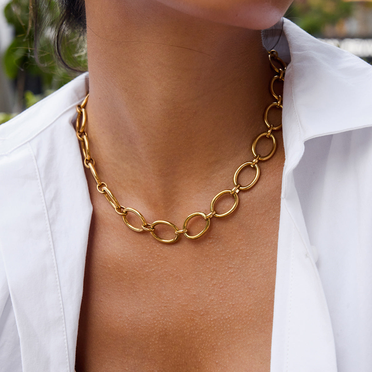 Collana da donna minimalista geometrica rotonda in acciaio al titanio con finitura placcata e catena a clavicola in acciaio inossidabile