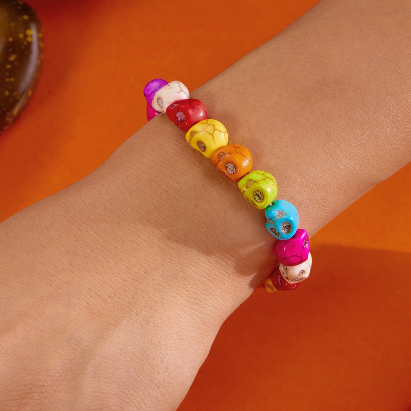 Set di braccialetti elastici da donna con perline geometriche in resina e ciondoli a forma di teschio, stile casual