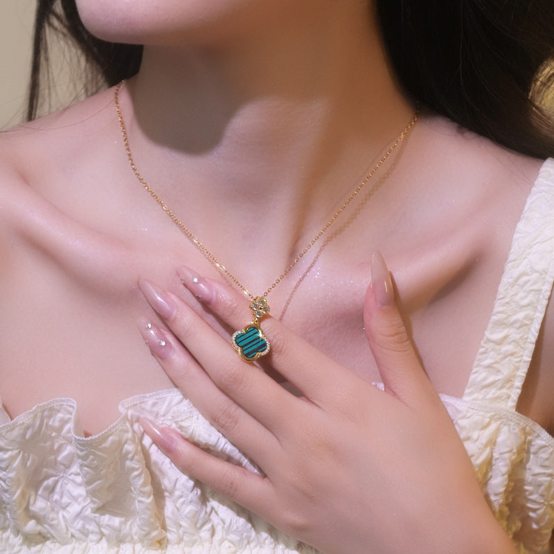 Set collana e orecchini da donna di lusso a forma di trifoglio in acciaio al titanio con intarsi in oro su catena a O