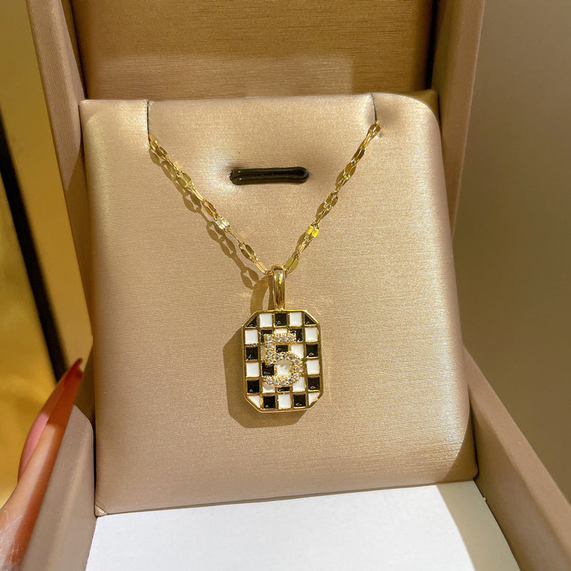 Collana Minimalista con Catena a Labbra in Acciaio al Titanio con Pendente in Rame e Intarsio di Strass
