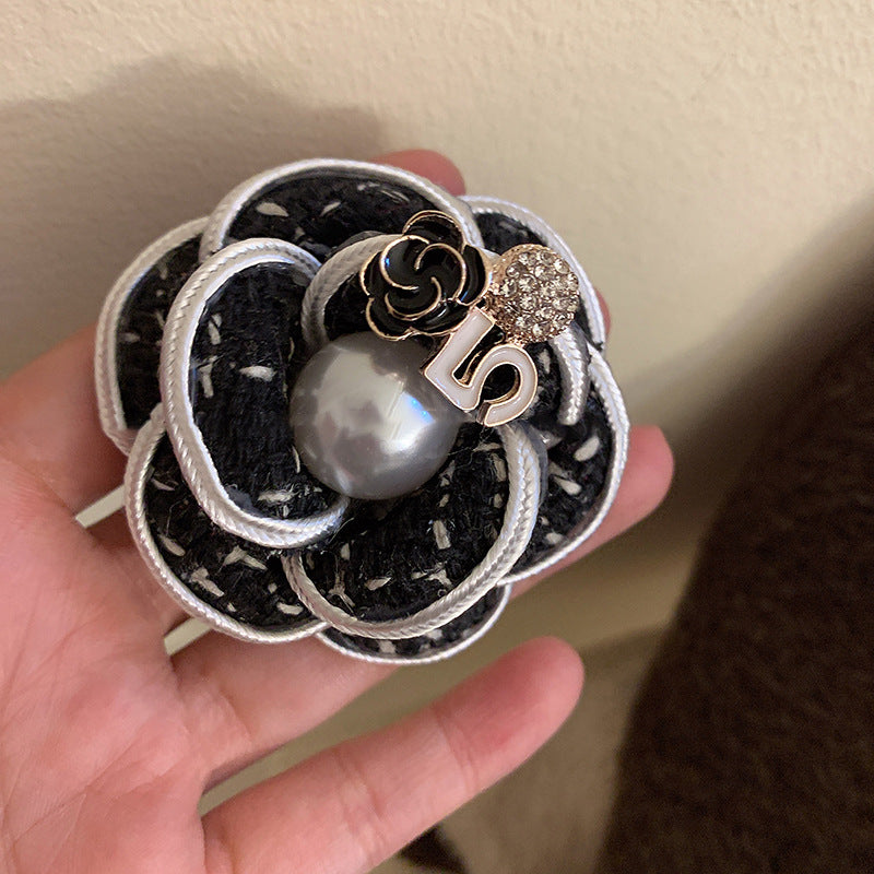 Spilla floreale di lusso con intarsio in strass e dettagli in perle per donna — Elegante accessorio per blazer di ispirazione vintage