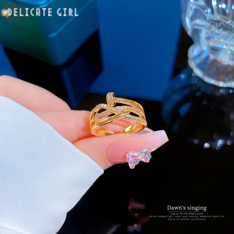 Anello Minimalista Regolabile a Torsione in Ottone con Intarsio di Strass, Design a Corona per l'Uso Quotidiano Femminile e Come Regalo di Compleanno