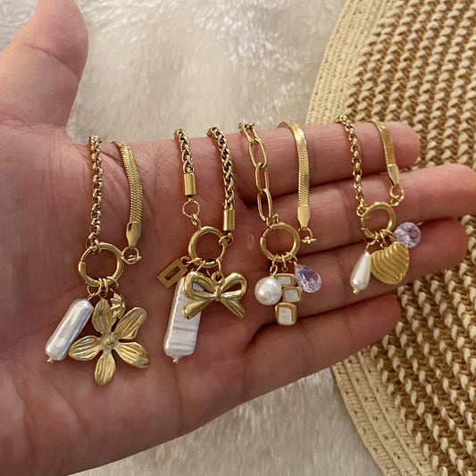 Elegante pulsera de abalorios de barra con dijes de corazón, mariposa, lazo, perla sintética y flores chapada en acero inoxidable para mujer