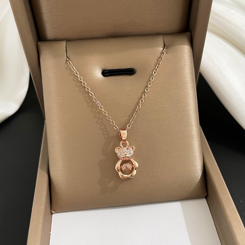 Collana da donna a forma di orsetto, placcata in acciaio al titanio, con zirconi micro-pavé, catena clavicola minimalista e delicata