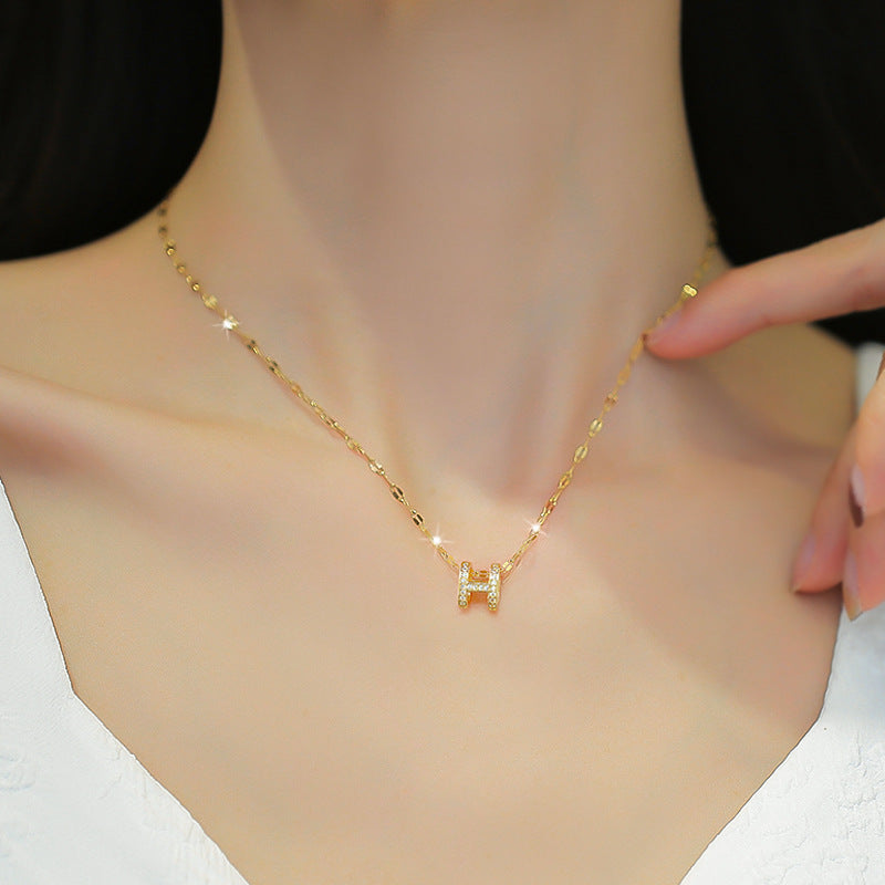 Collana da donna a lettera H in acciaio inossidabile minimalista con intarsio in strass, ciondolo geometrico, delicata catena per clavicola per l'uso quotidiano