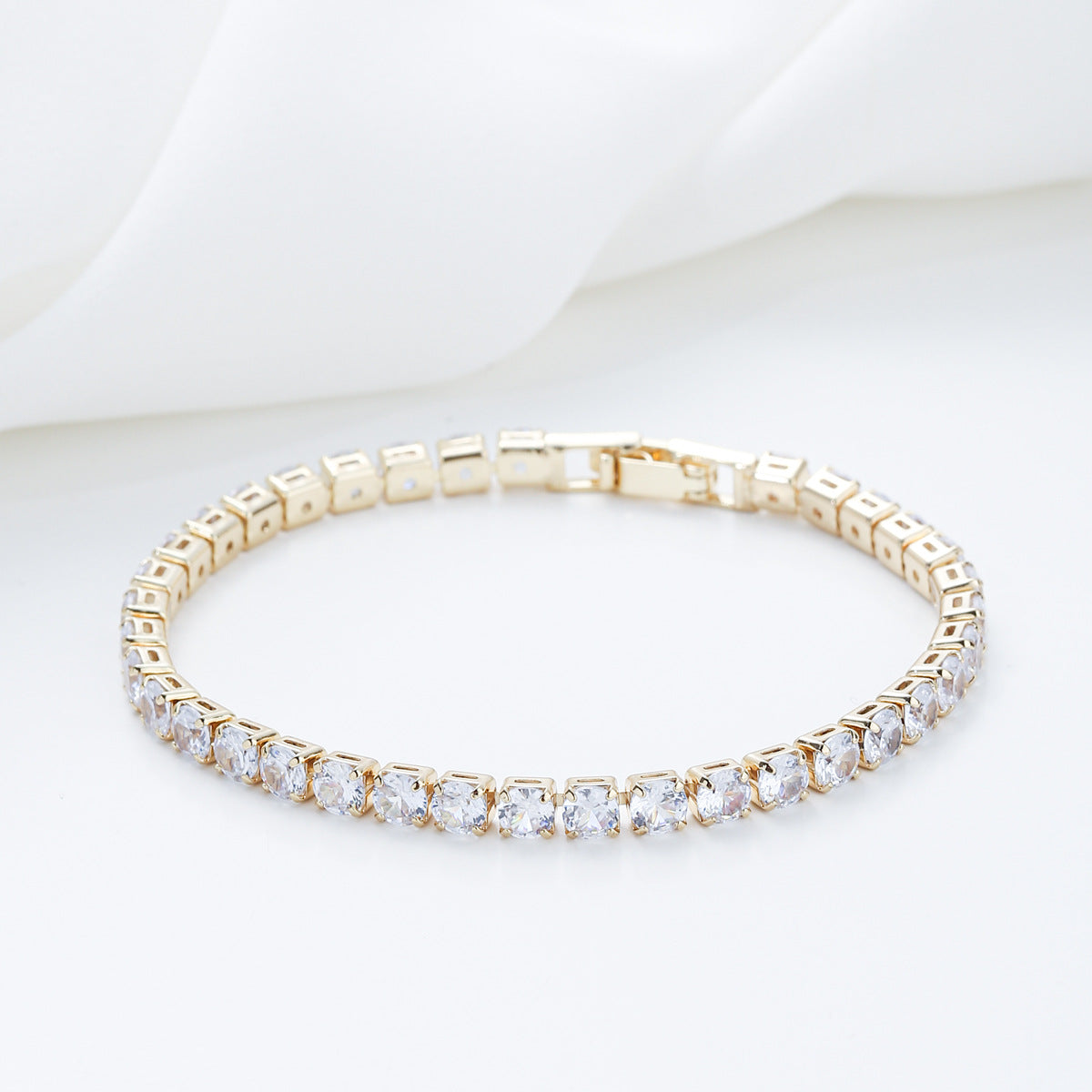 Pulsera minimalista de aleación con incrustaciones de pedrería y diseño geométrico para mujer, con brillo tipo diamante y estilo chic