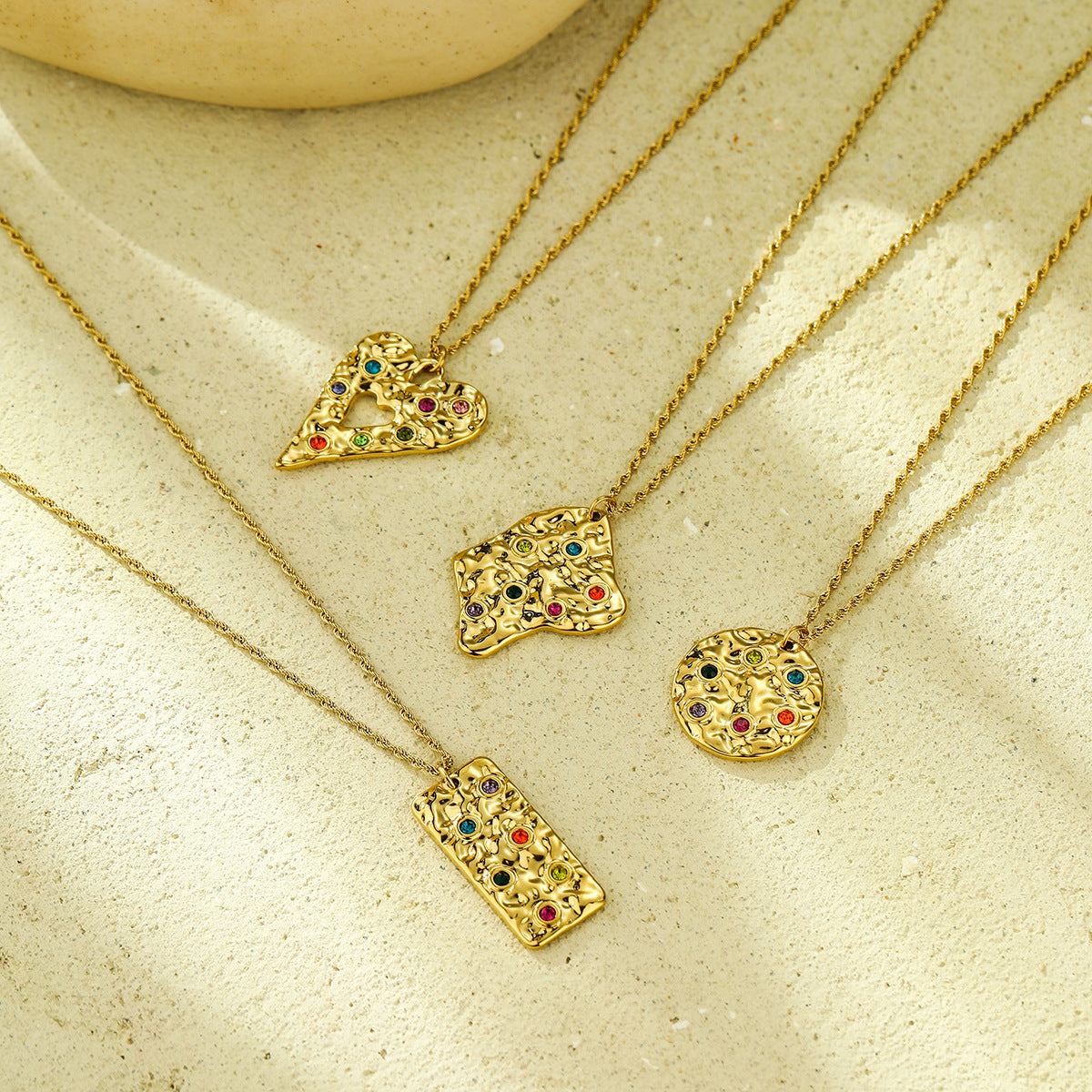 Collar Colgante Geométrico Minimalista de Acero de Titanio con Chapado en Oro de 18K y Diseño de Textura Martillada para Mujer