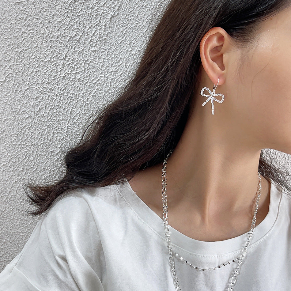 Orecchini a perno da donna a forma di fiocco minimalista in argento sterling 925 con intarsio di perle
