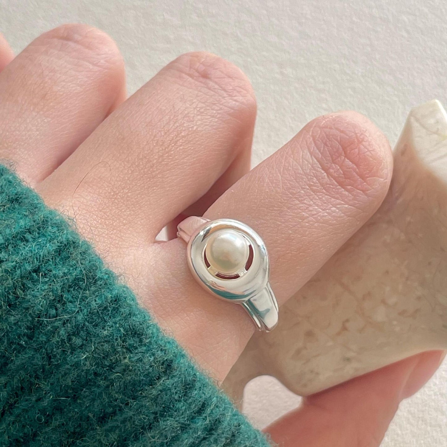 Anello minimalista con perla e nota musicale geometrica in argento sterling 925 da donna