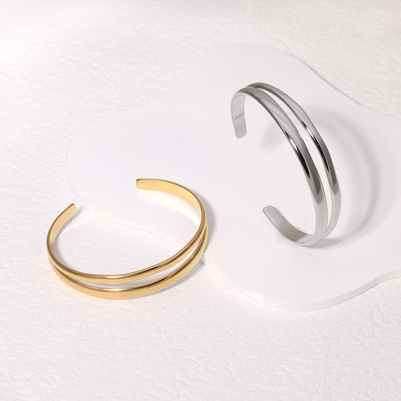 Pulsera Minimalista de Acero Inoxidable Tono Frío para Mujer con Acabado Chapado y Diseño de Líneas Geométricas