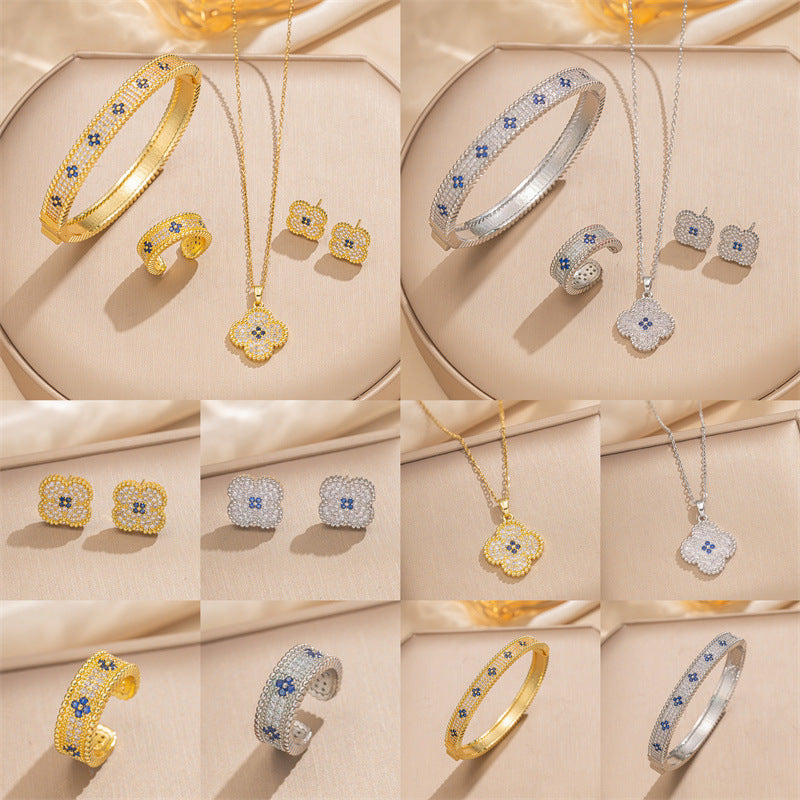 Elegante Set di Lusso: Orecchini, Collana e Anello in Rame Placcato Oro con Zirconi a Cuore Incastonati, con Catena a O, per Donne
