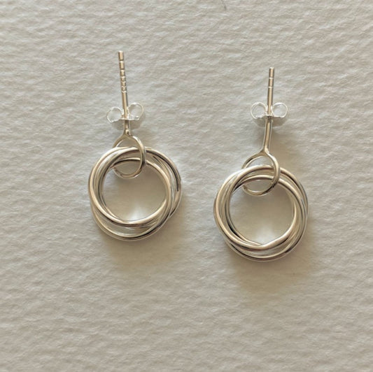 Orecchini a cerchio minimalisti a forma di stella in argento sterling S925 con design a triplo anello, fatti a mano per le donne