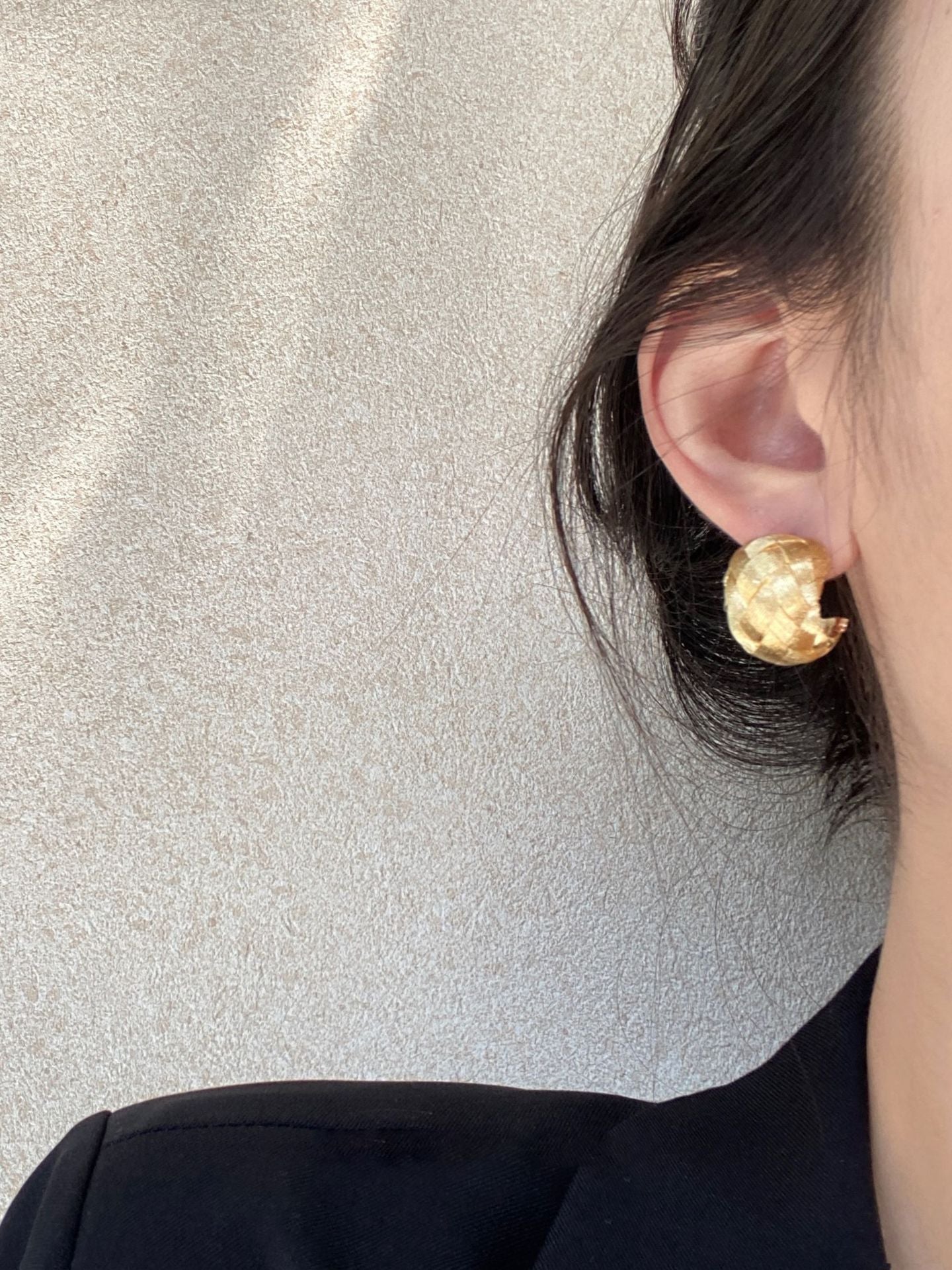 Orecchini a perno geometrici a C minimalisti in rame placcato con perni in acciaio da donna