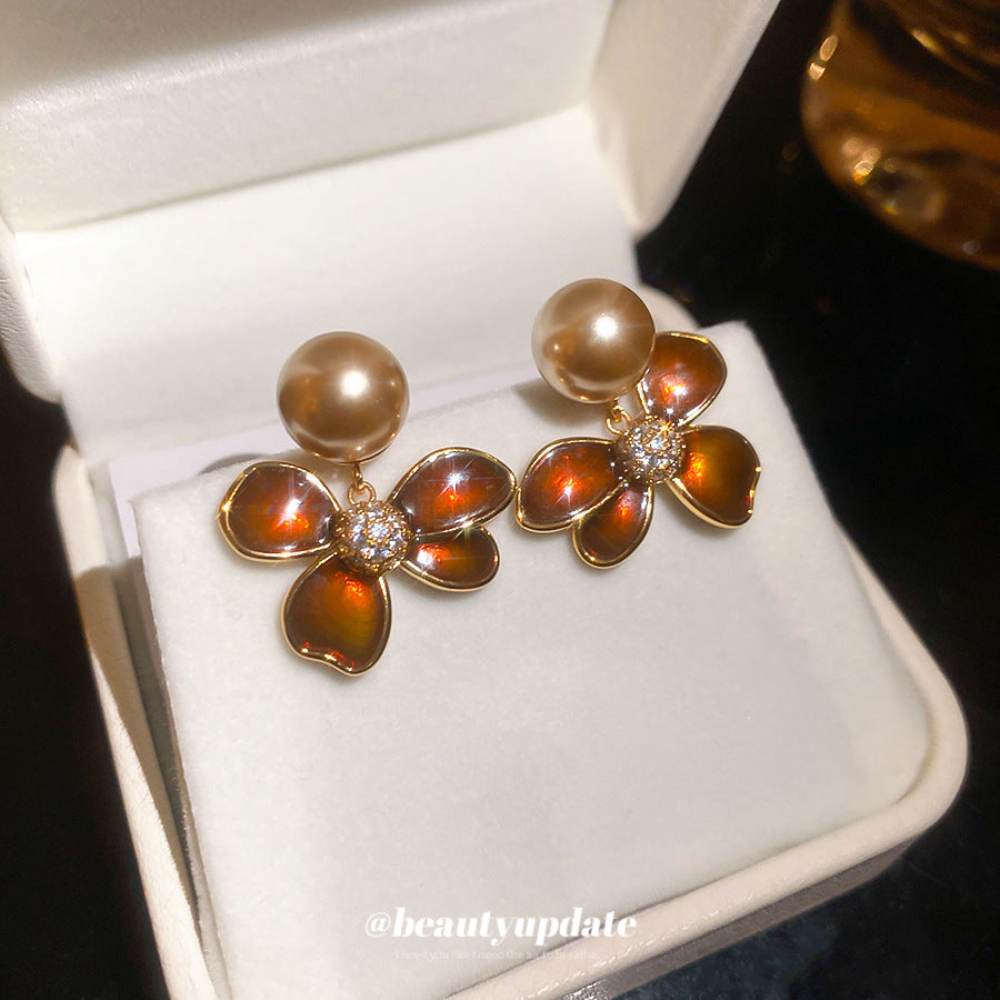 Orecchini vintage floreali con perle, perni in argento sterling 925 placcato oro 18 carati e dettagli in smalto