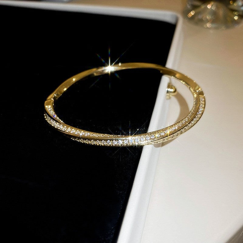 Pulsera tipo brazalete de aleación de cobre bañada en oro de lujo con incrustaciones de diamantes de imitación para mujer