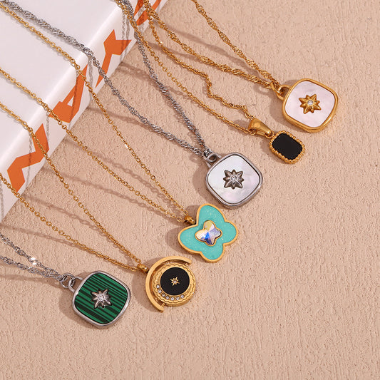 Collana con Ciondolo Minimalista a Cuore in Acciaio al Titanio, Placcatura in Oro 18K e Finitura Smaltata da Donna