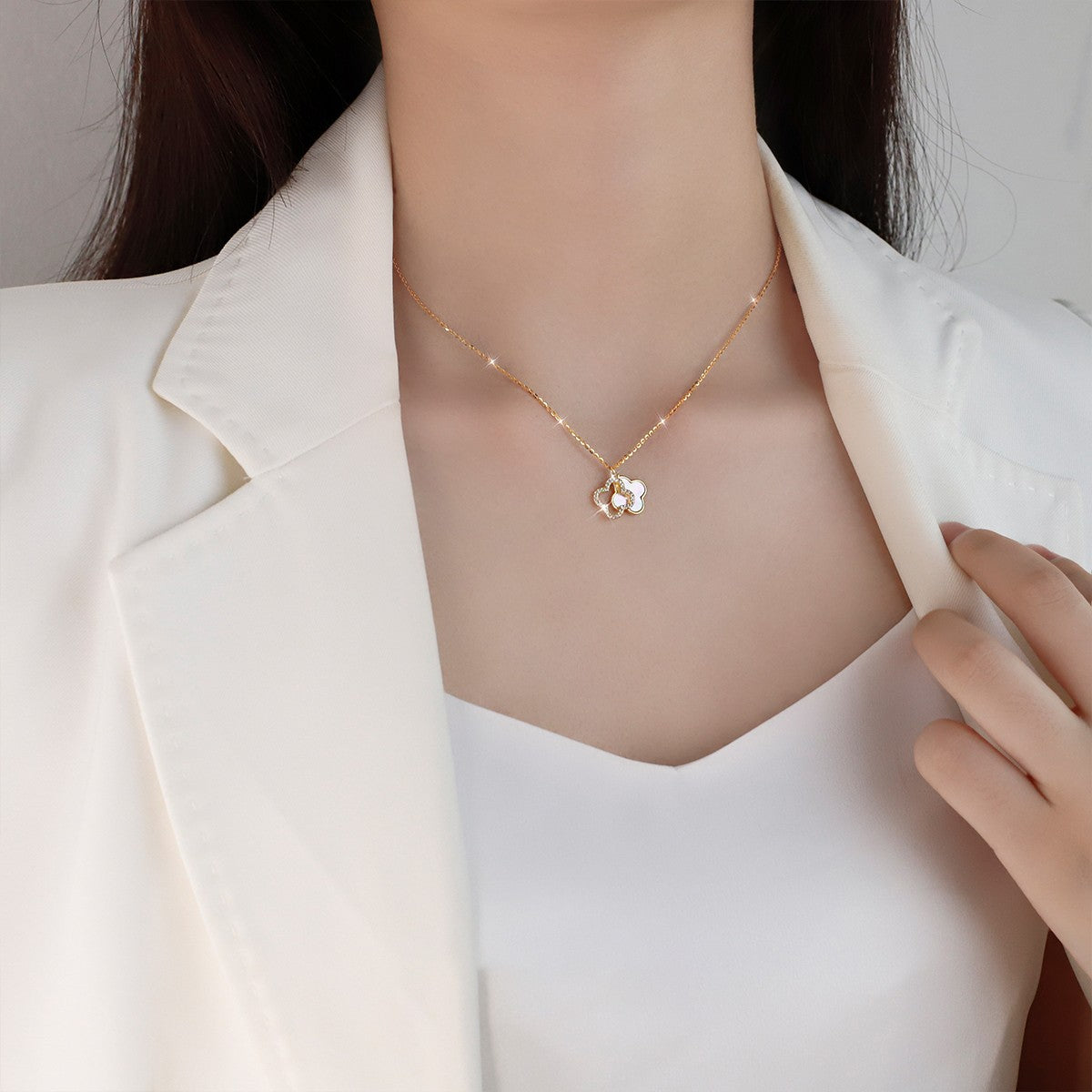 Minimalist Clover-Shaped Mother-of-Pearl Pendant Necklace for Women in Titanium Steel with Plated Finish
