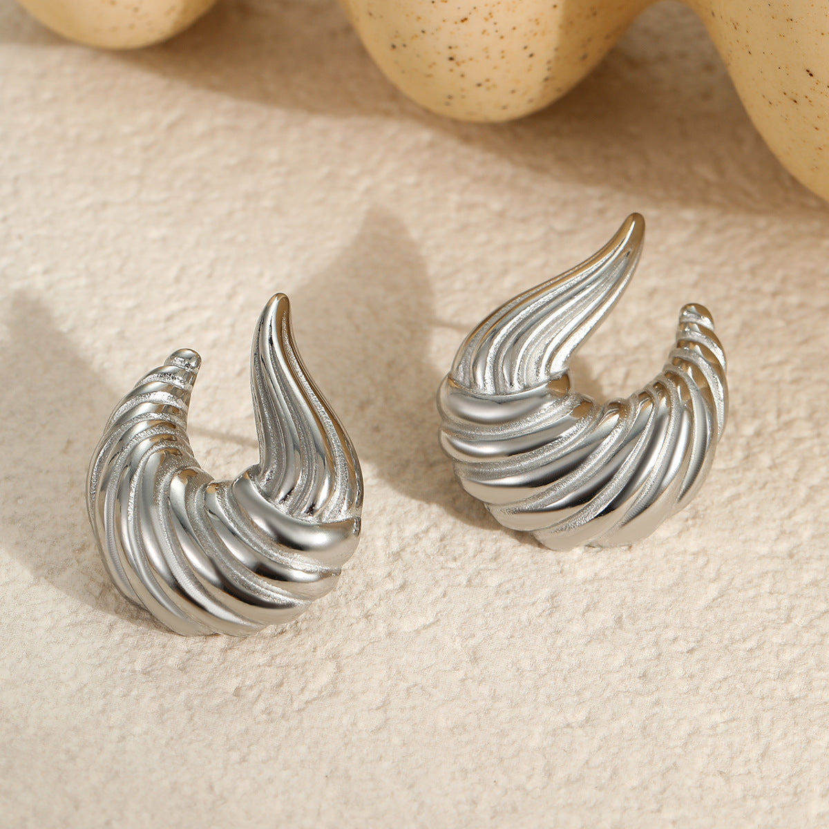 Pendientes de tuerca minimalistas de acero inoxidable con diseño plegado irregular y superficie pulida para mujer