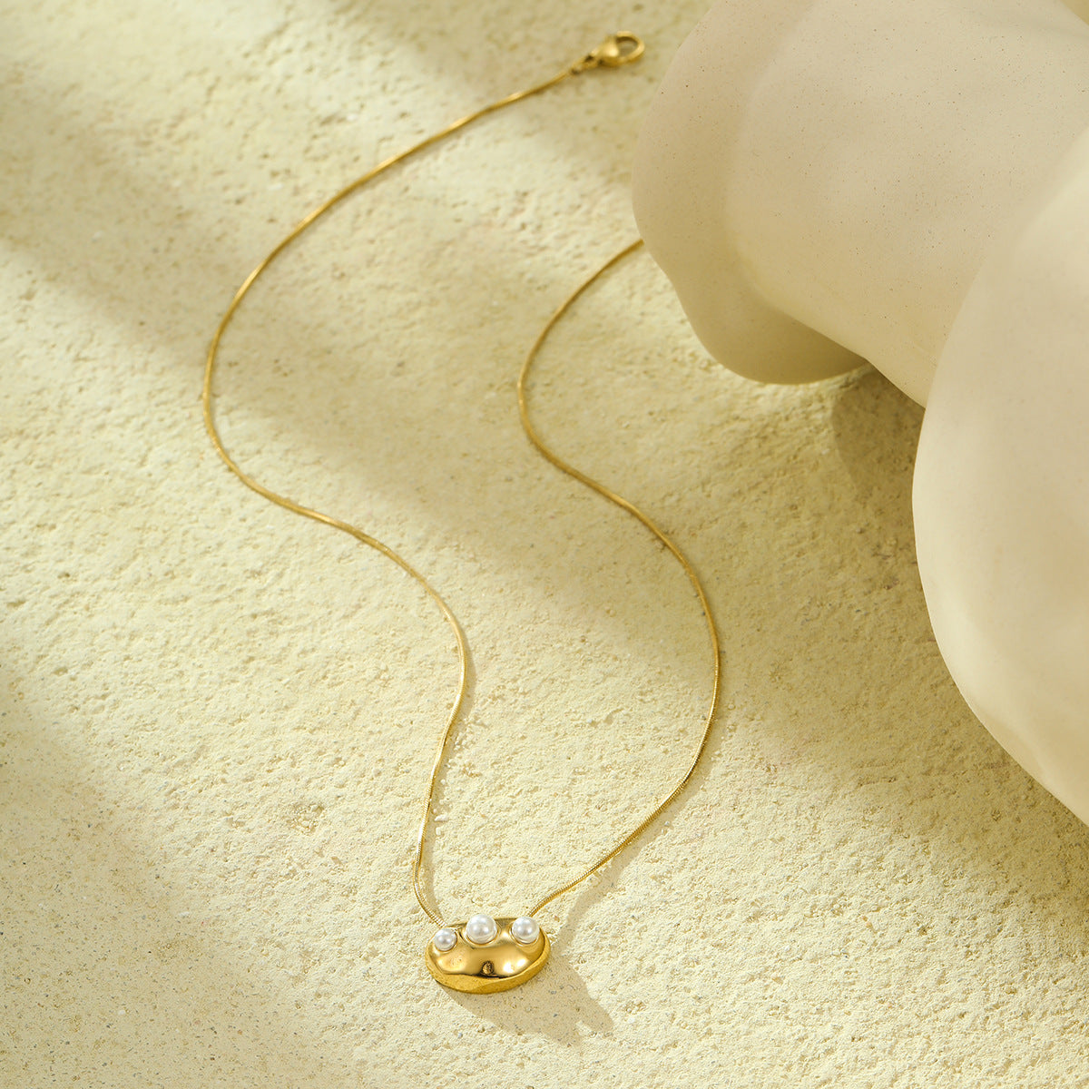 Collar con Colgante Geométrico Minimalista de Acero Inoxidable con Acabado Chapado en Cadena de Serpiente para Mujer
