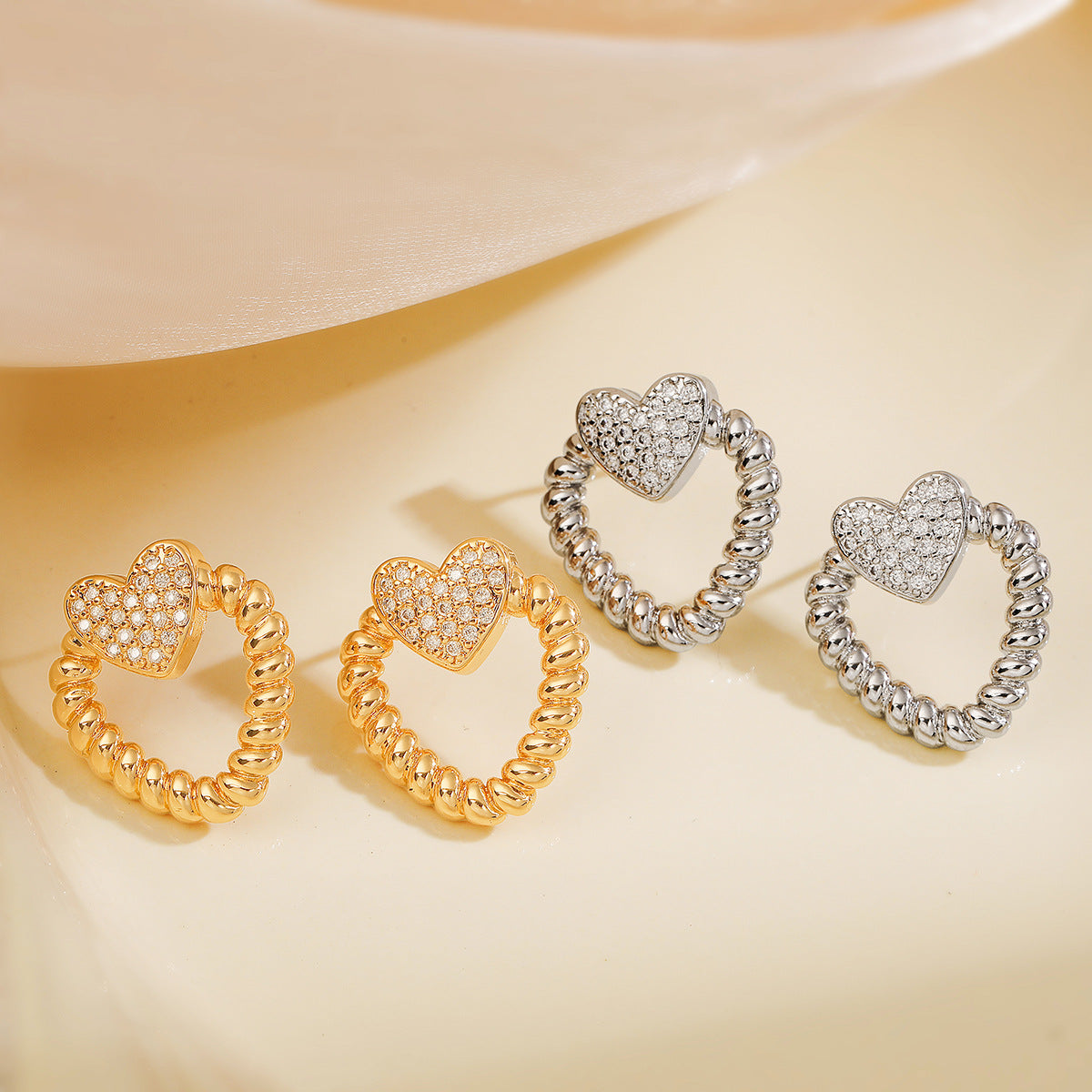 Pendientes de Cobre Minimalistas en Forma de Corazón Hueco con Baño de Oro e Incrustaciones de Circones para Mujer