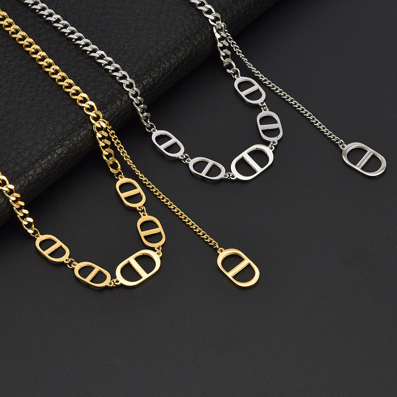 Collana con pendente geometrico minimalista in acciaio al titanio con intaglio, placcatura in oro e catena a O da donna