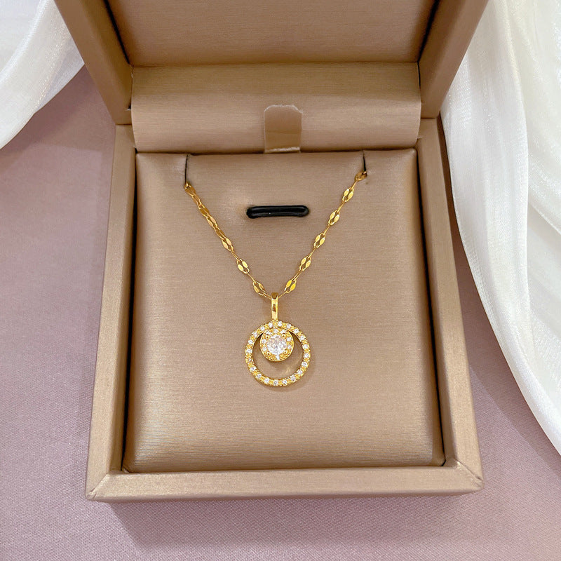 Collana di lusso fresca e dolce geometrica rotonda con ciondolo in titanio, strass e zircone, placcata in rame dorato
