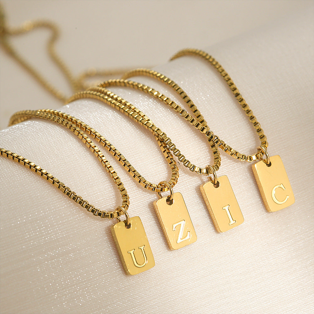 Collar con colgante de letra geométrica minimalista de acero inoxidable con baño de oro de 18 quilates para mujer