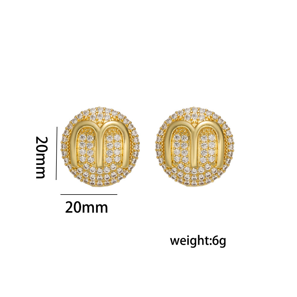 Pendientes de Tachuela Minimalistas de Lujo con Letra M en Latón Bañado en Oro de 18K y Circonitas para Mujer