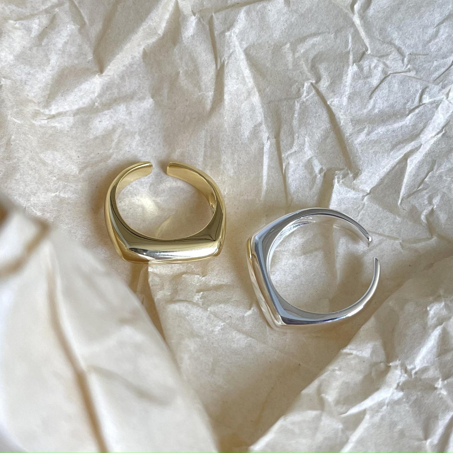 Anello Minimalista Irregolare a Forma di Cuore in Argento Sterling 925 con Dettaglio a Strisce Geometriche per Donna