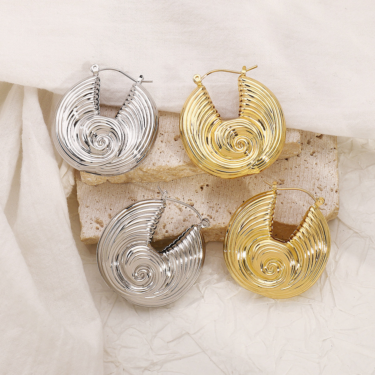 Pendientes de clip de metal geométricos con forma de abanico de concha exagerados con acabado galvanizado para mujer