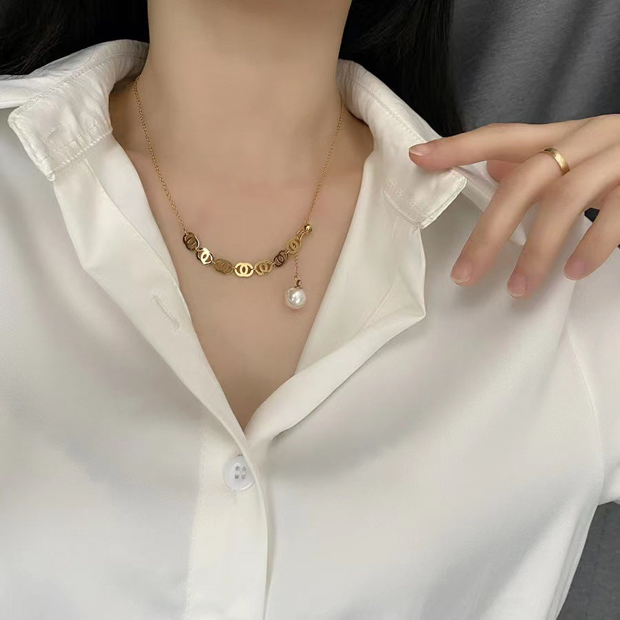 Collar de titanio y acero geométrico minimalista para mujer con diseño de anillos entrelazados y delicada cadena a la clavícula