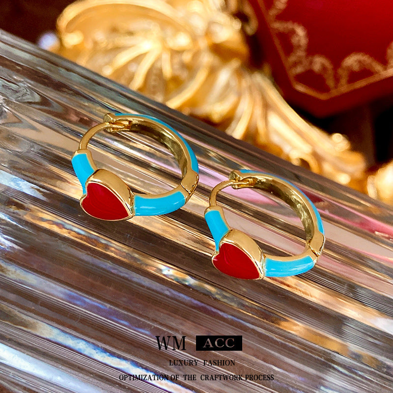 Pendientes de tuerca minimalistas de metal con forma de corazón esmaltado en rojo para mujer, con un diseño elegante y versátil.