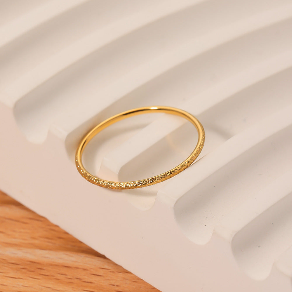Anello da donna alla moda minimalista geometrico rotondo opaco in acciaio inossidabile placcato oro 18 carati