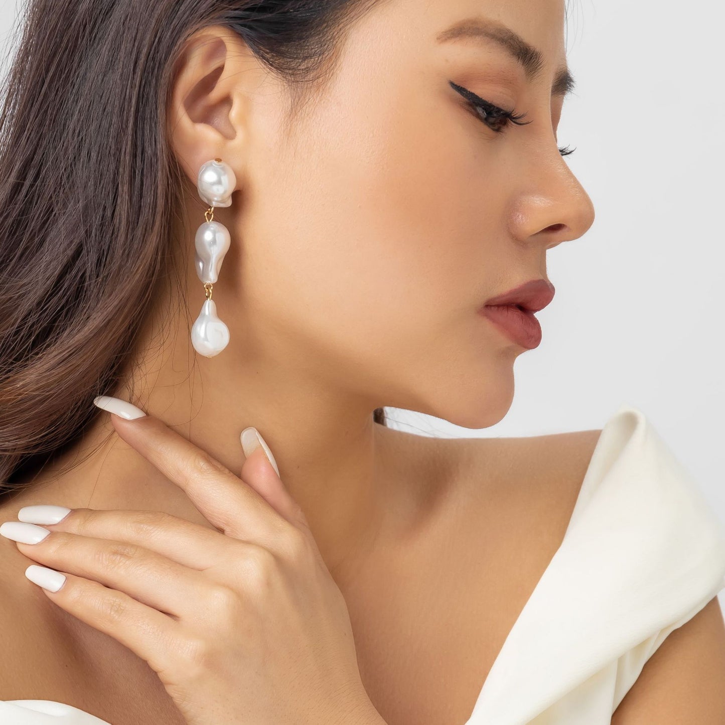 Pendientes de botón asimétricos geométricos minimalistas con perlas y acabado chapado para mujer