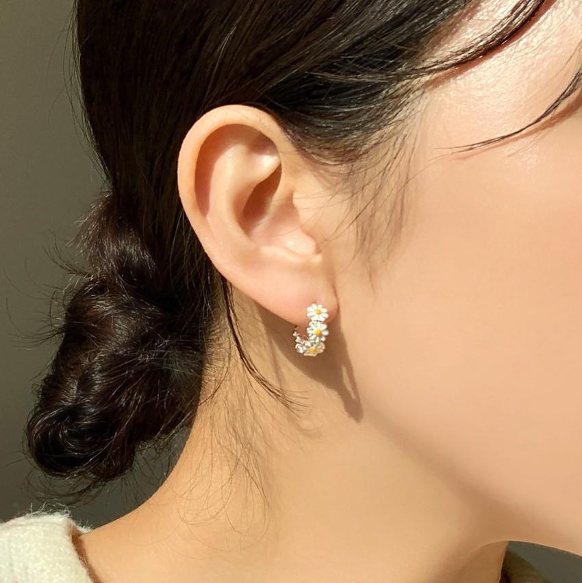 Minimalist Daisy-Shaped 925 Sterling Silver Stud Earrings for Women with Polished Finish