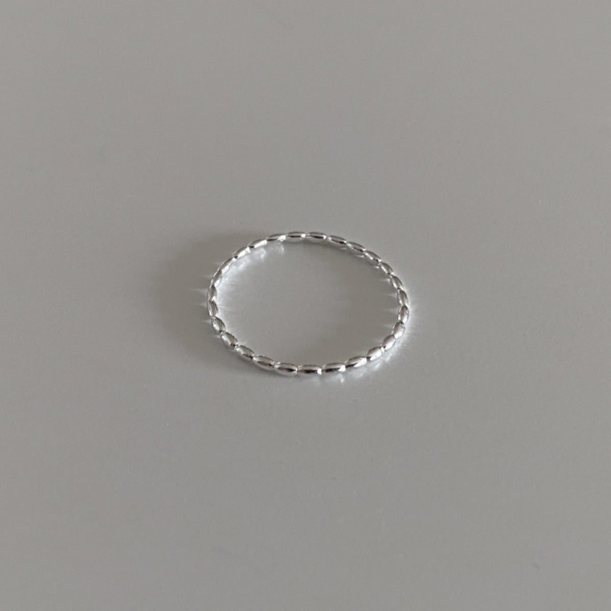 Anello Minimalista A Forma di Cuore Regolabile in Argento Sterling 925 con Perline Quadrate Smussate