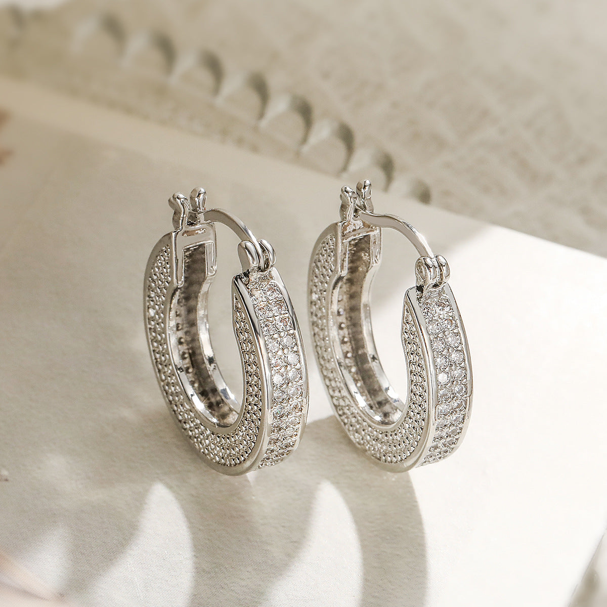 Orecchini geometrici minimalisti in rame con placcatura in oro vero e intarsio di zirconi per donna