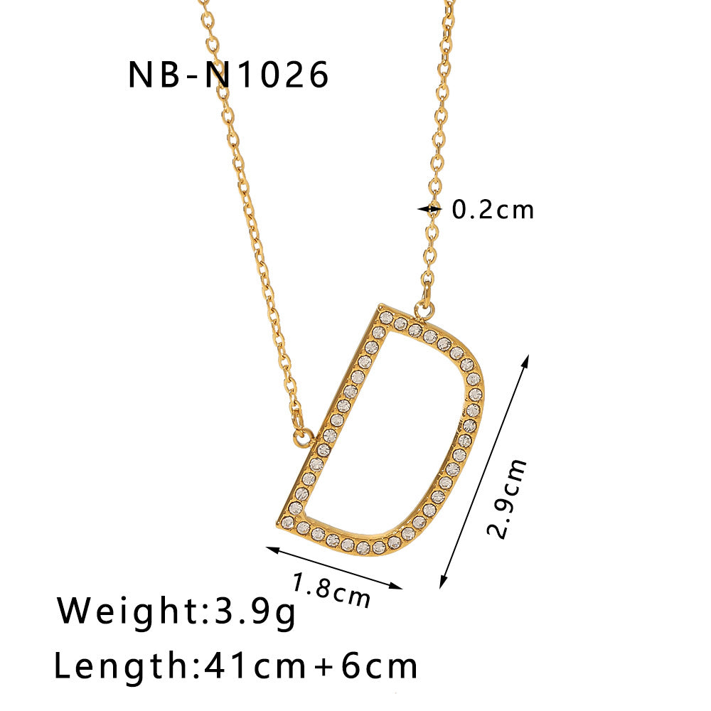 Collana con pendente minimalista in acciaio inossidabile a forma di lettera con intarsio di strass e placcatura in oro 18 carati su catena O per donna