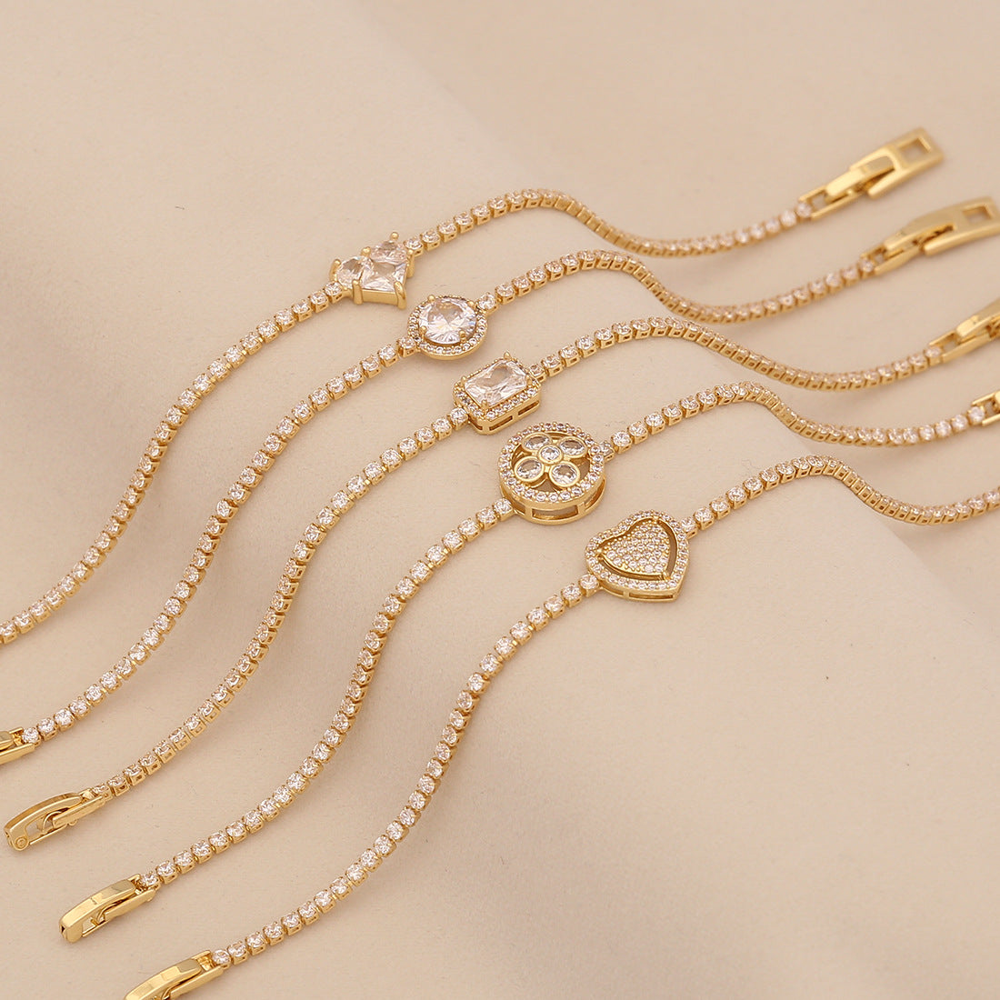 Bracciale da donna placcato oro 18K con zirconi, design alla moda a cuore e floreale