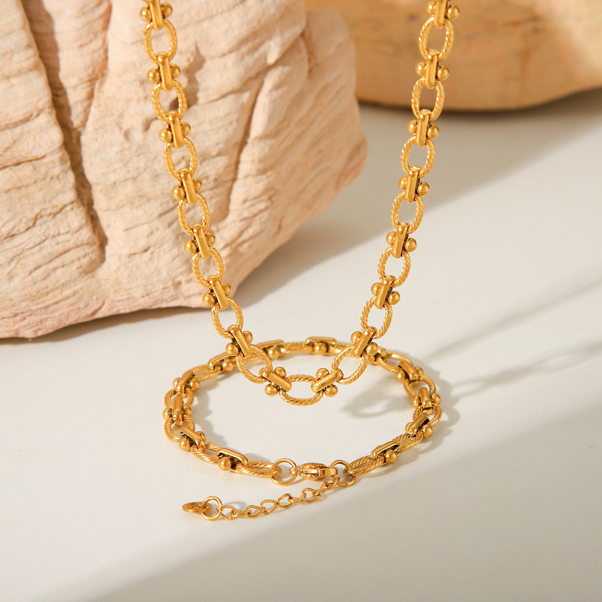 Collana Donna Trendy Artigianale Testurizzata con Motivo Geometrico Acciaio al Titanio Placcato Oro 18K