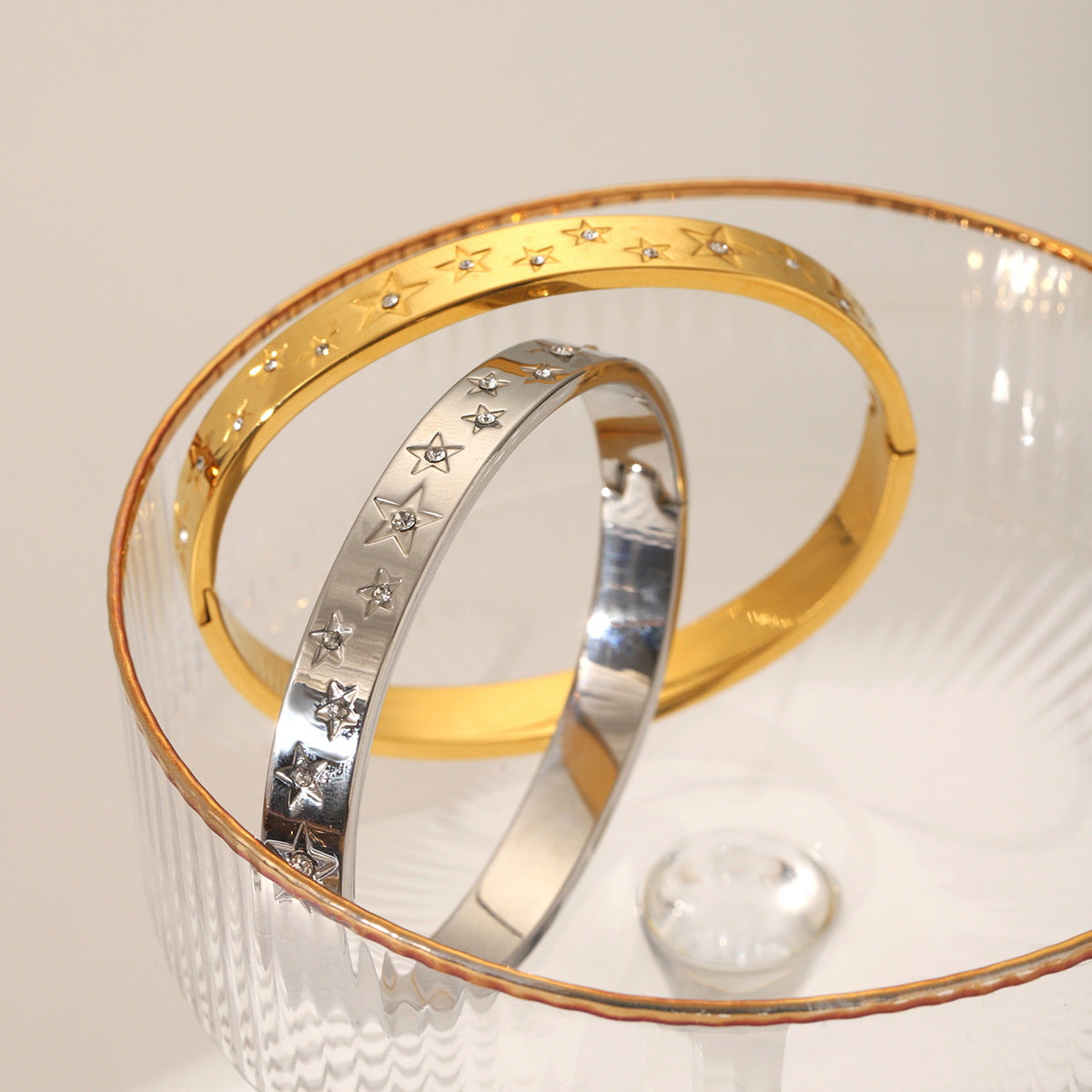 Bracciale da donna in acciaio inossidabile a forma di stella, minimalista, con strass intarsiati e finitura placcata