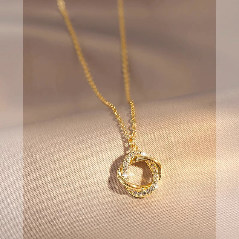 Collana Minimalista a Cerchio con Rosa Floreale per Donna in Acciaio al Titanio con Finitura Placcata