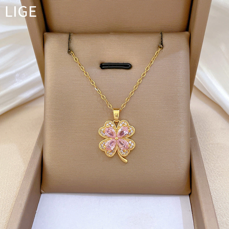 Collar con colgante de trébol de dibujos animados para mujeres y hombres en acero inoxidable con incrustaciones de diamantes de imitación y acabado chapado