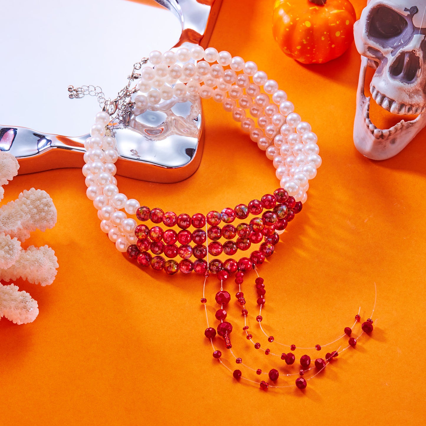 Collar gótico oscuro de Halloween con borla de gota de sangre, perlas multicapa y colgante de diamantes de imitación en cadena de perlas