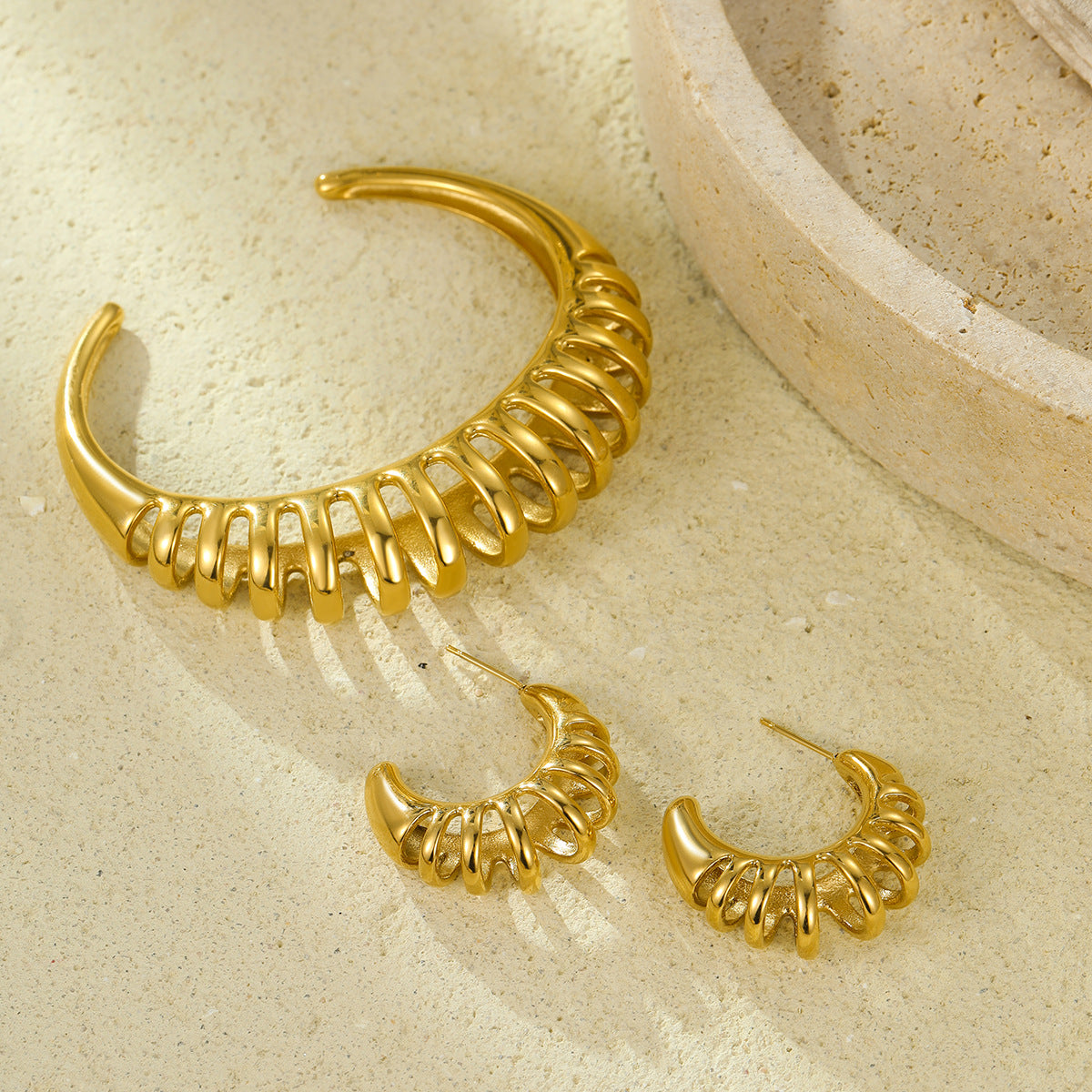 Conjunto de brazalete y pendientes de acero de titanio con forma de muelle hueco estilo vintage chapado en oro de 18K para mujer
