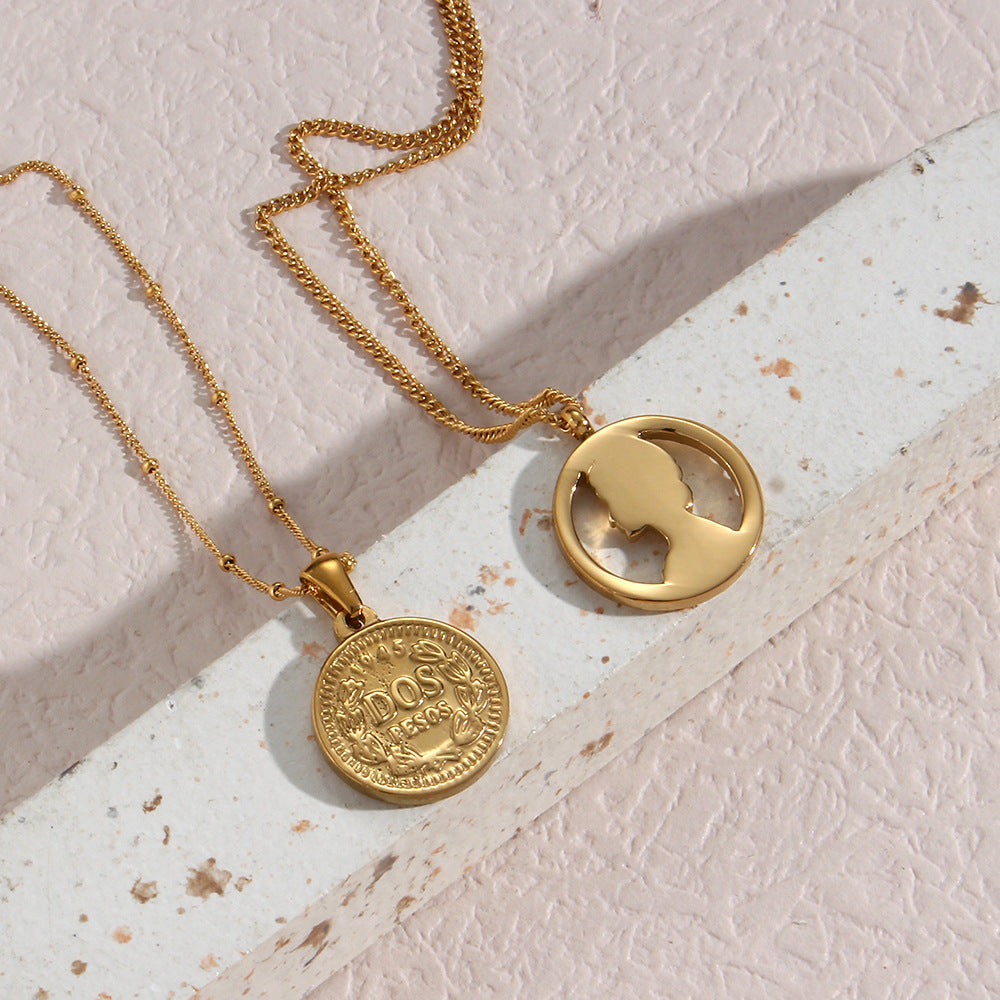 Collana con pendente a moneta con ritratto a rilievo geometrico minimalista in acciaio inossidabile con finitura placcata da donna