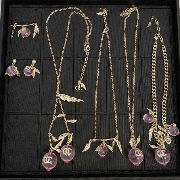 Collar chapado con colgante de lujo de acrílico rosa, melocotón y doble letra C para mujer